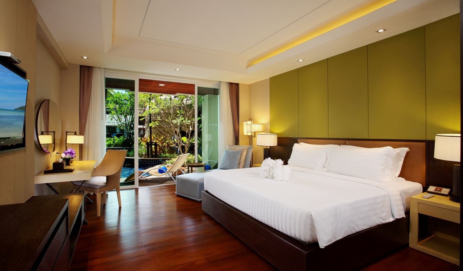 rooms-premier-pool-access