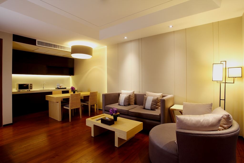 rooms-moken-suite-pool-view