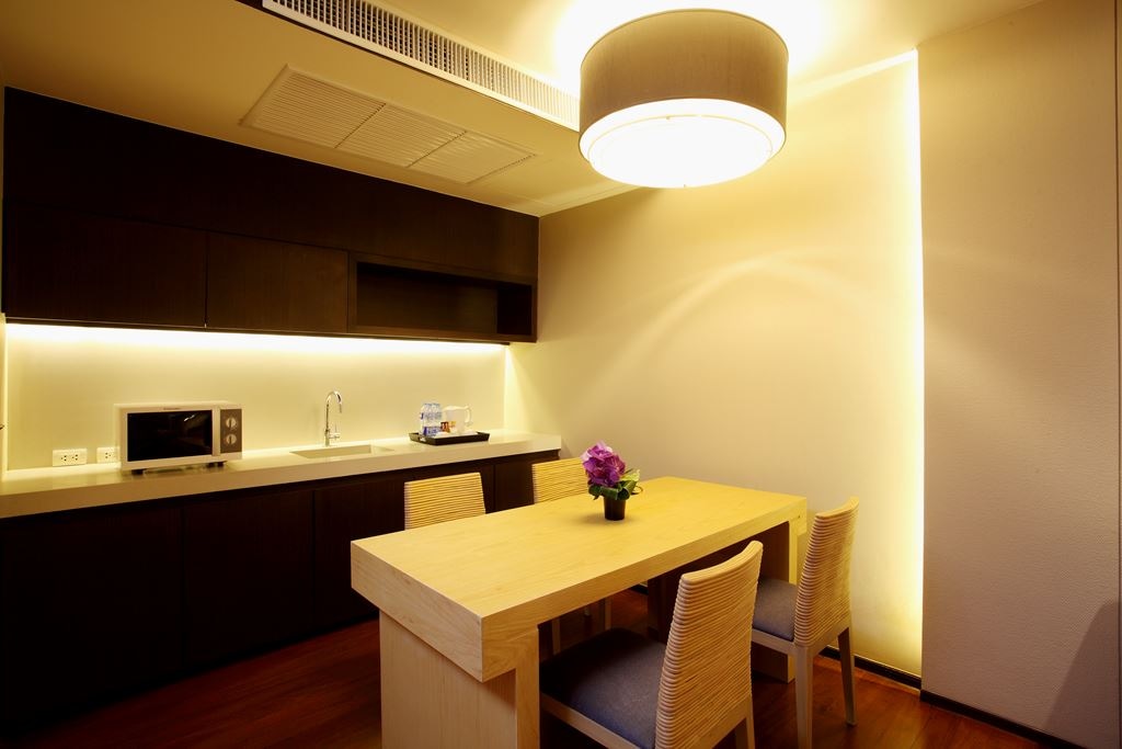 rooms-moken-suite-pool-view