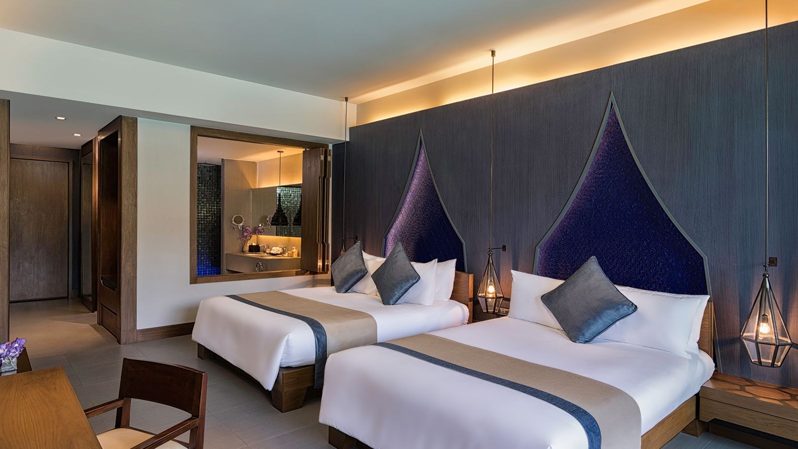 rooms-deluxe-family-room-1-king-bed--1-queen-bed