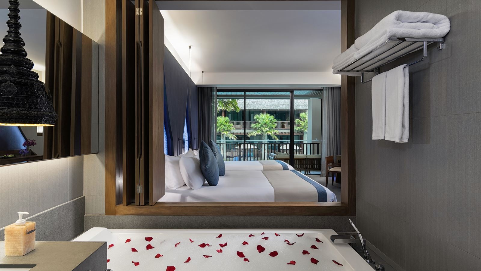 rooms-deluxe-family-room-1-king-bed--1-queen-bed