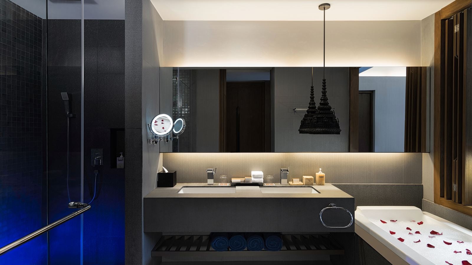 rooms-deluxe-family-room-1-king-bed--1-queen-bed