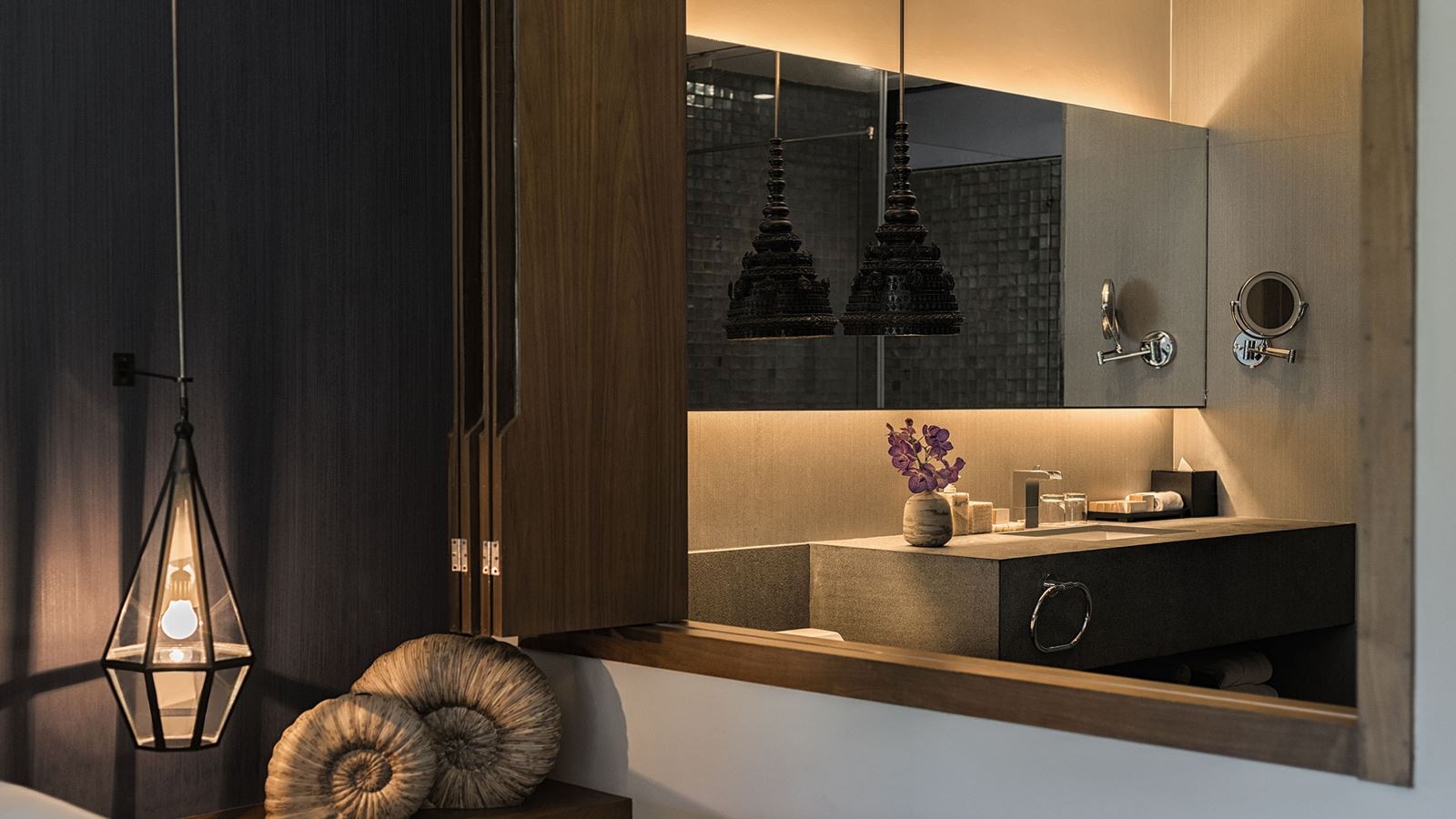 rooms-deluxe-family-room-1-king-bed--1-queen-bed