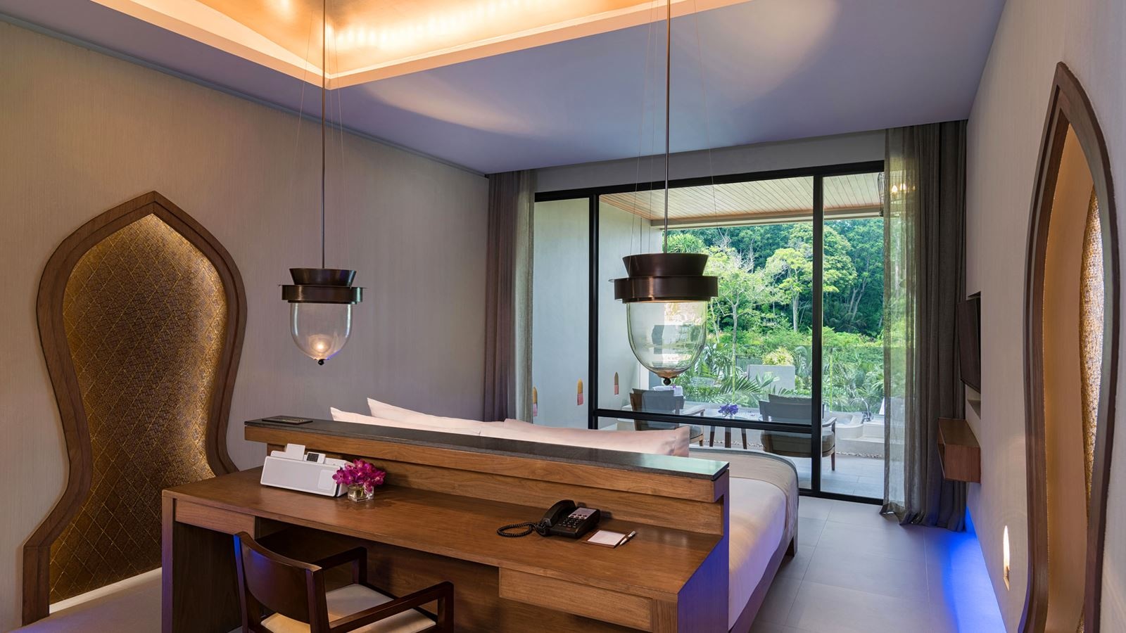 rooms-premier-room-pool-access--whirlpool-bath-1-king-bed