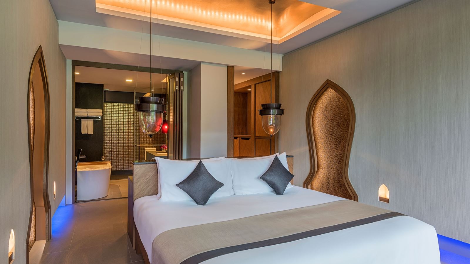 rooms-premier-room-pool-access--whirlpool-bath-1-king-bed