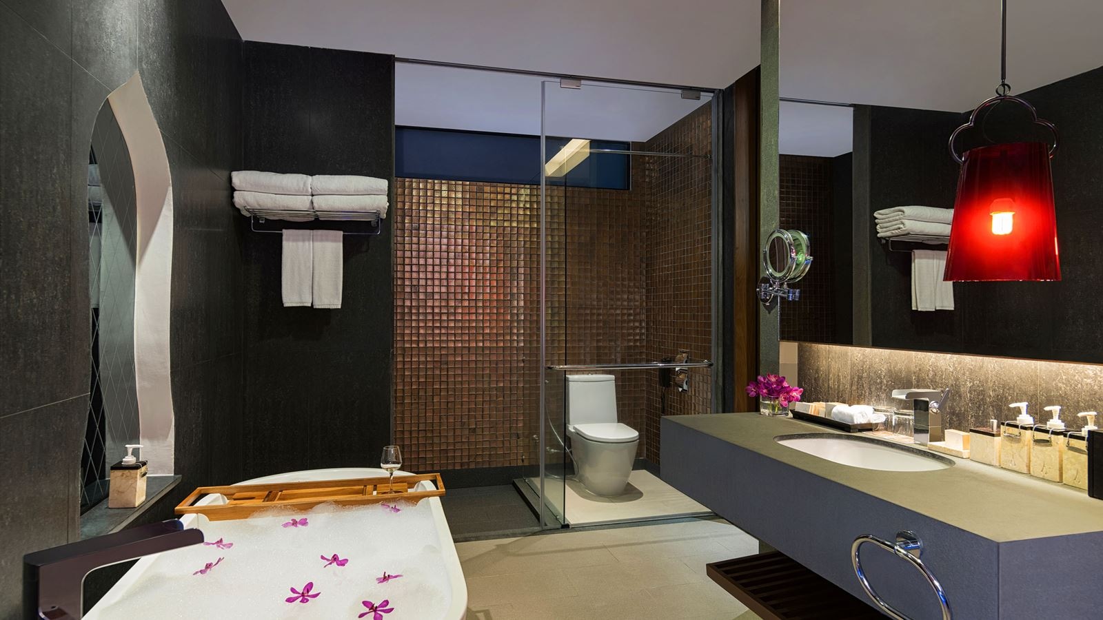 rooms-premier-room-pool-access--whirlpool-bath-1-king-bed