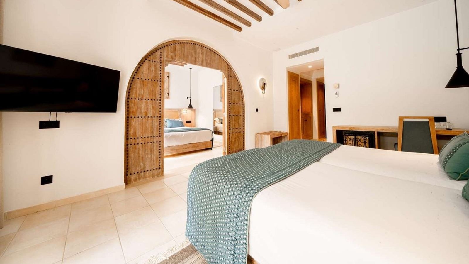 rooms-family-room-connecting-room