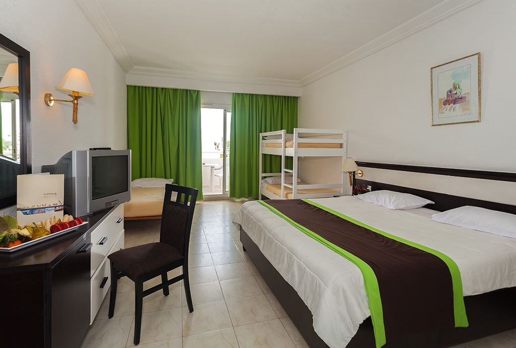 rooms-standard-mainbuilding-with-balcony-or-terrace