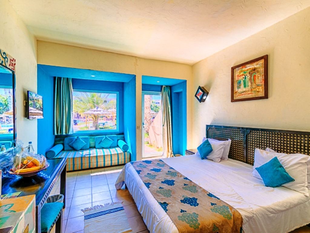 rooms-family-room-quadruple-garden-view