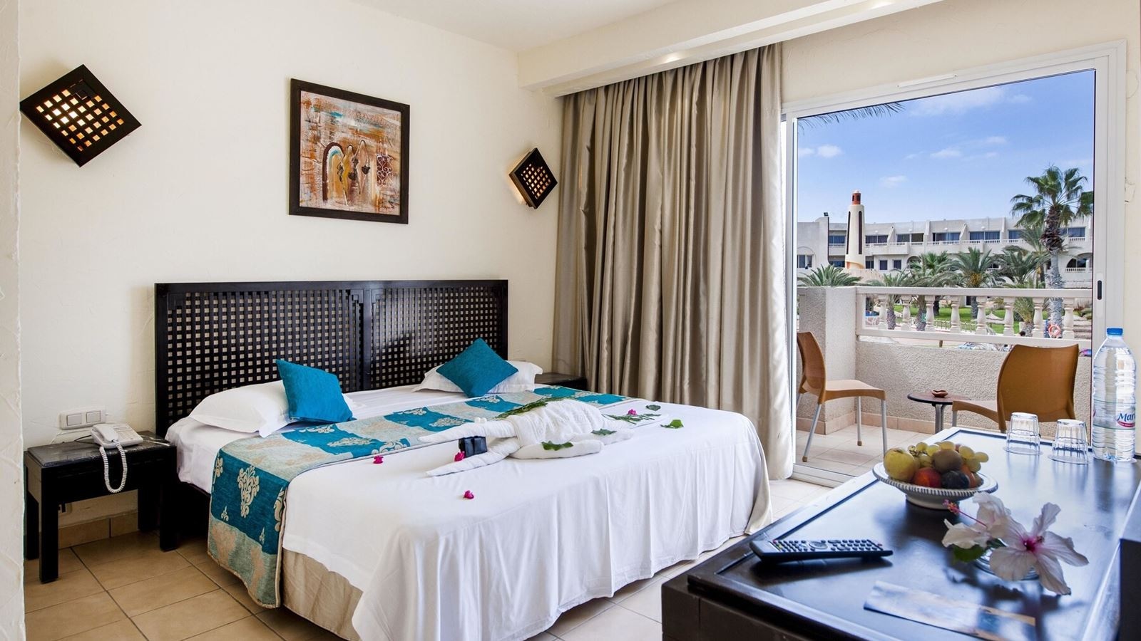 rooms-double-standard-room-pool-view