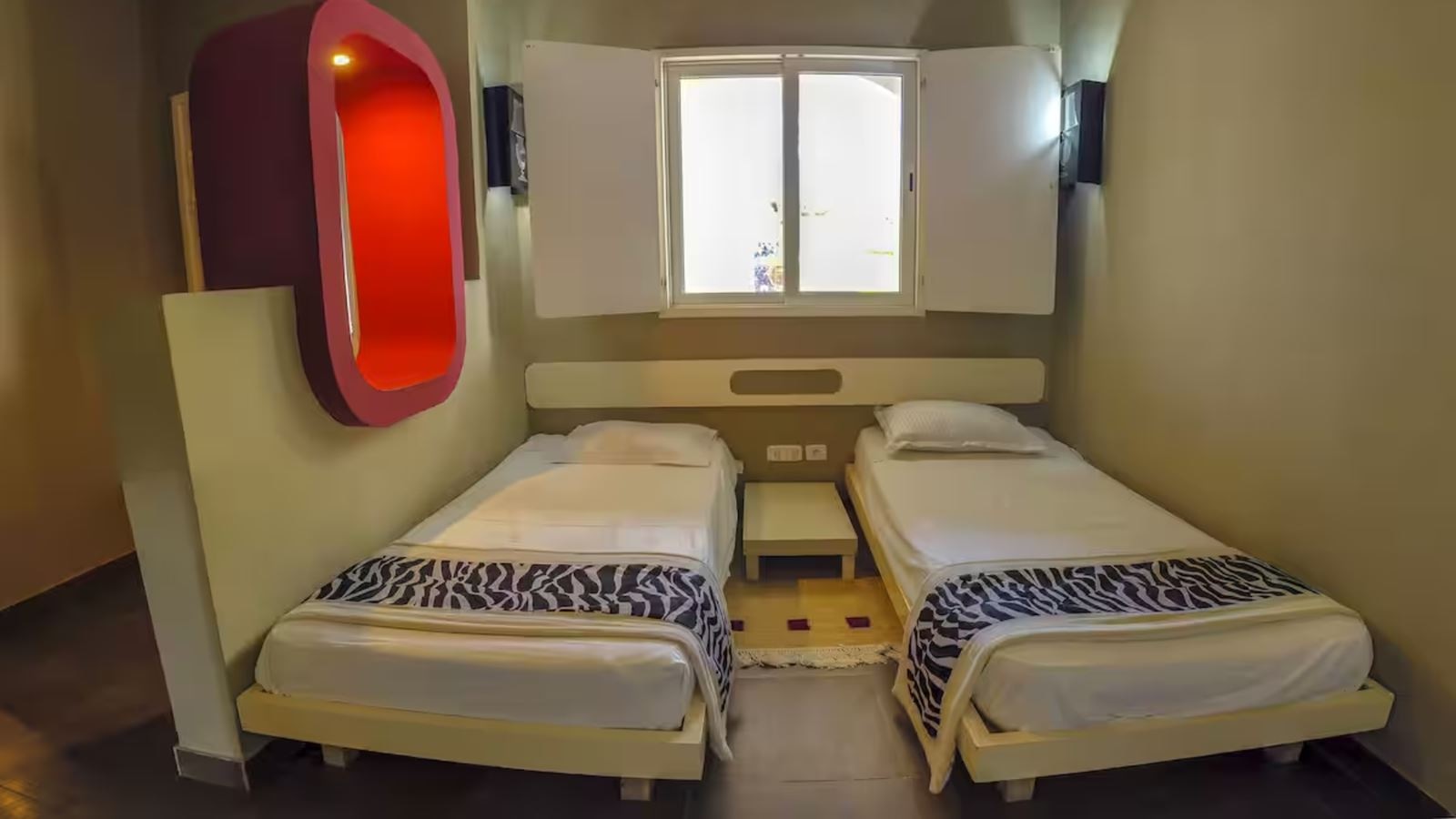 rooms-family-room-balcony-or-terrace-5-beds