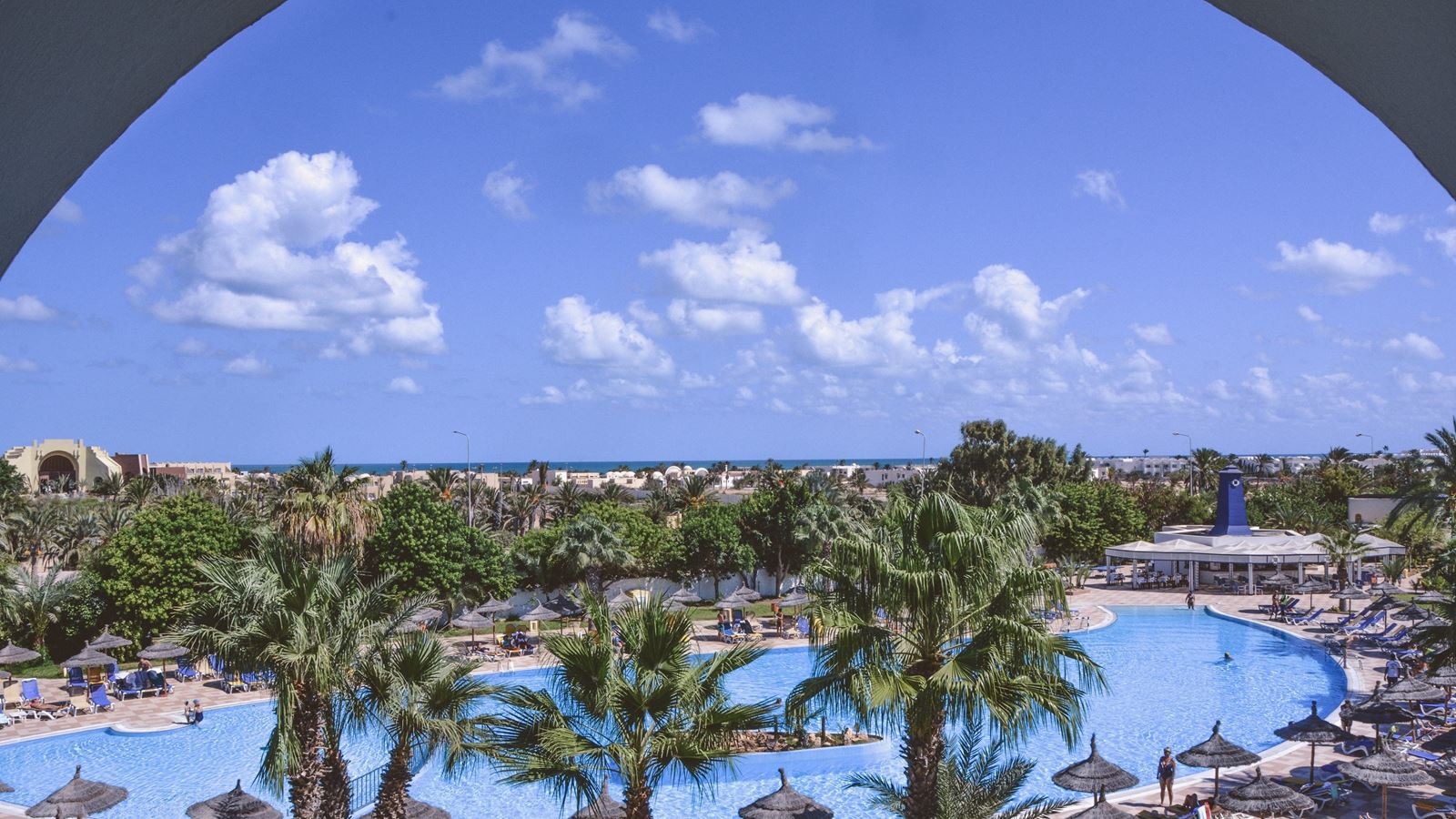 rooms-standard-room-pool-view