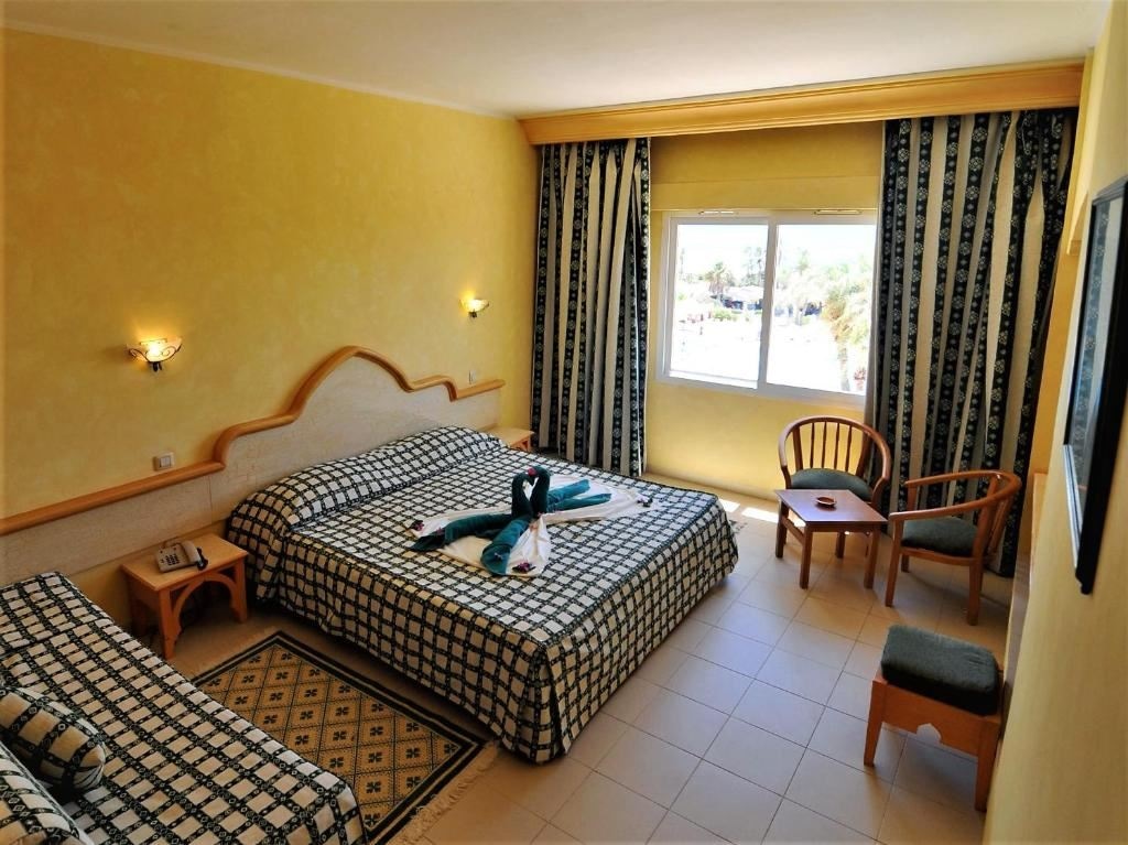 rooms-coral-room