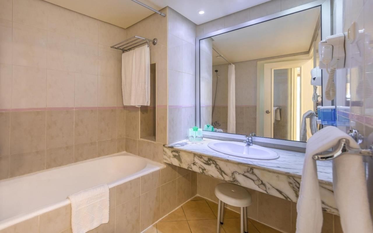 rooms-double-standard-room-gardenview