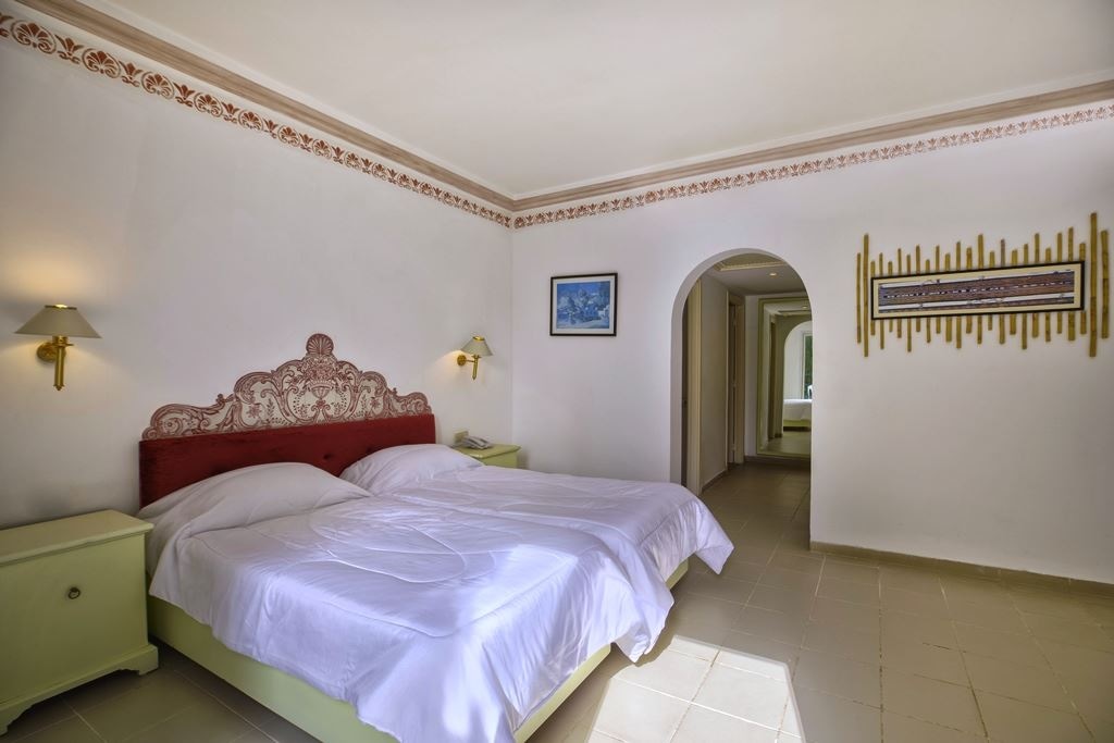 rooms-standard-room-pool-view