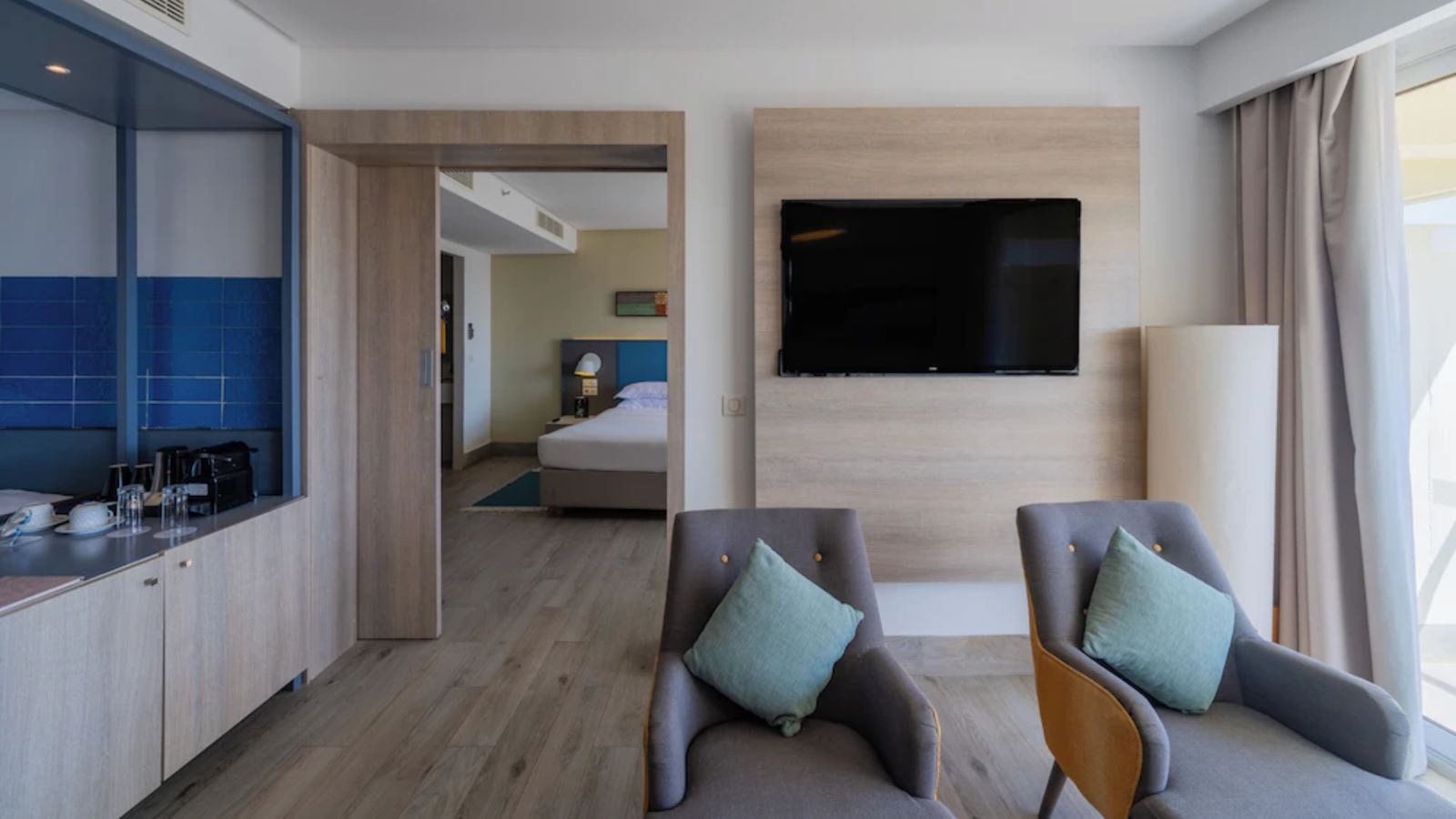 rooms-suite-partial-seaview