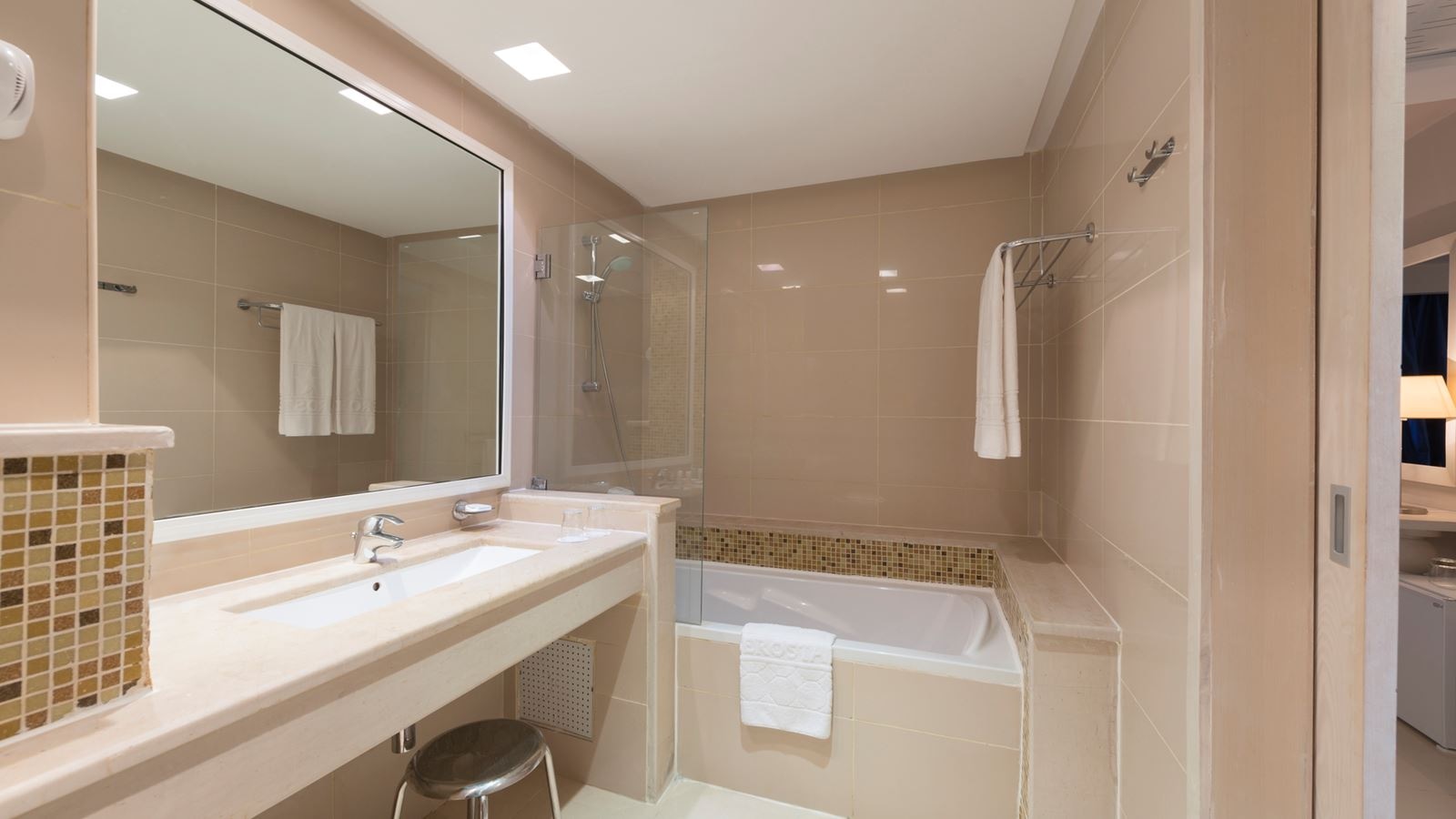 rooms-room-double-gardenview