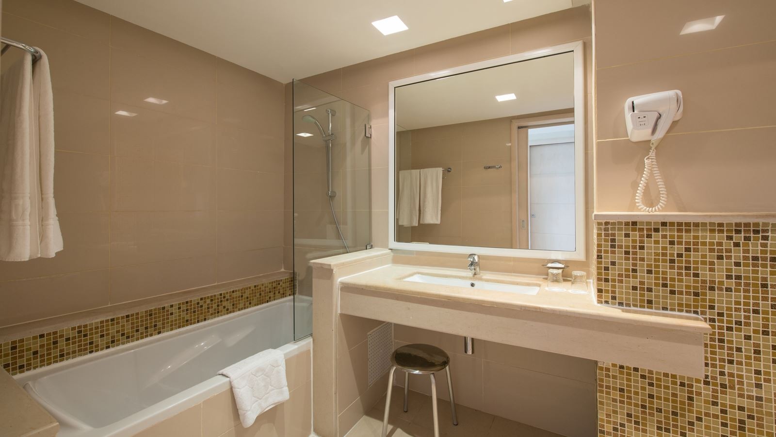 rooms-room-basic-double