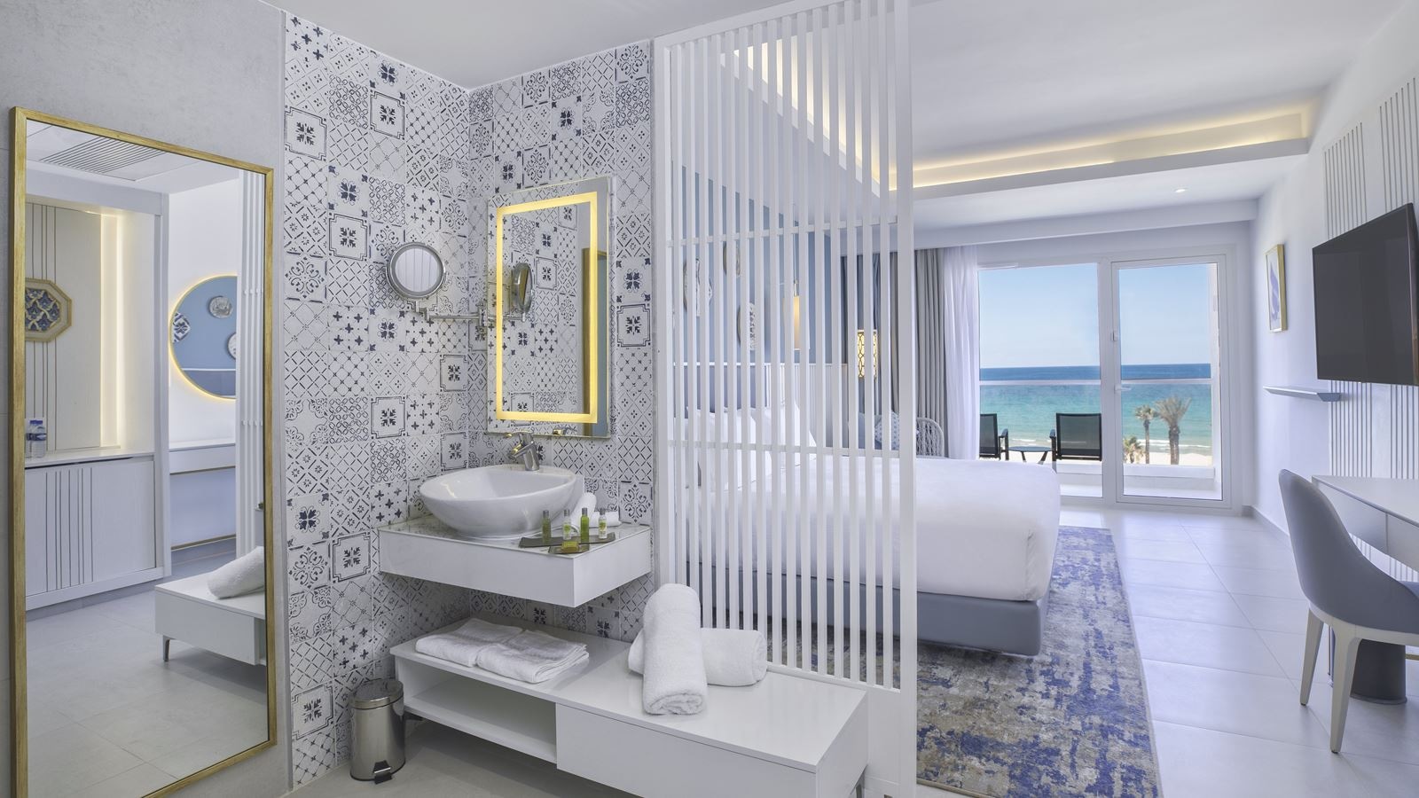 rooms-deluxe-room-with-sea-front-view