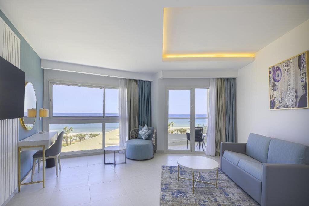 rooms-deluxe-one-bedroom-suite-with-sea-front-view