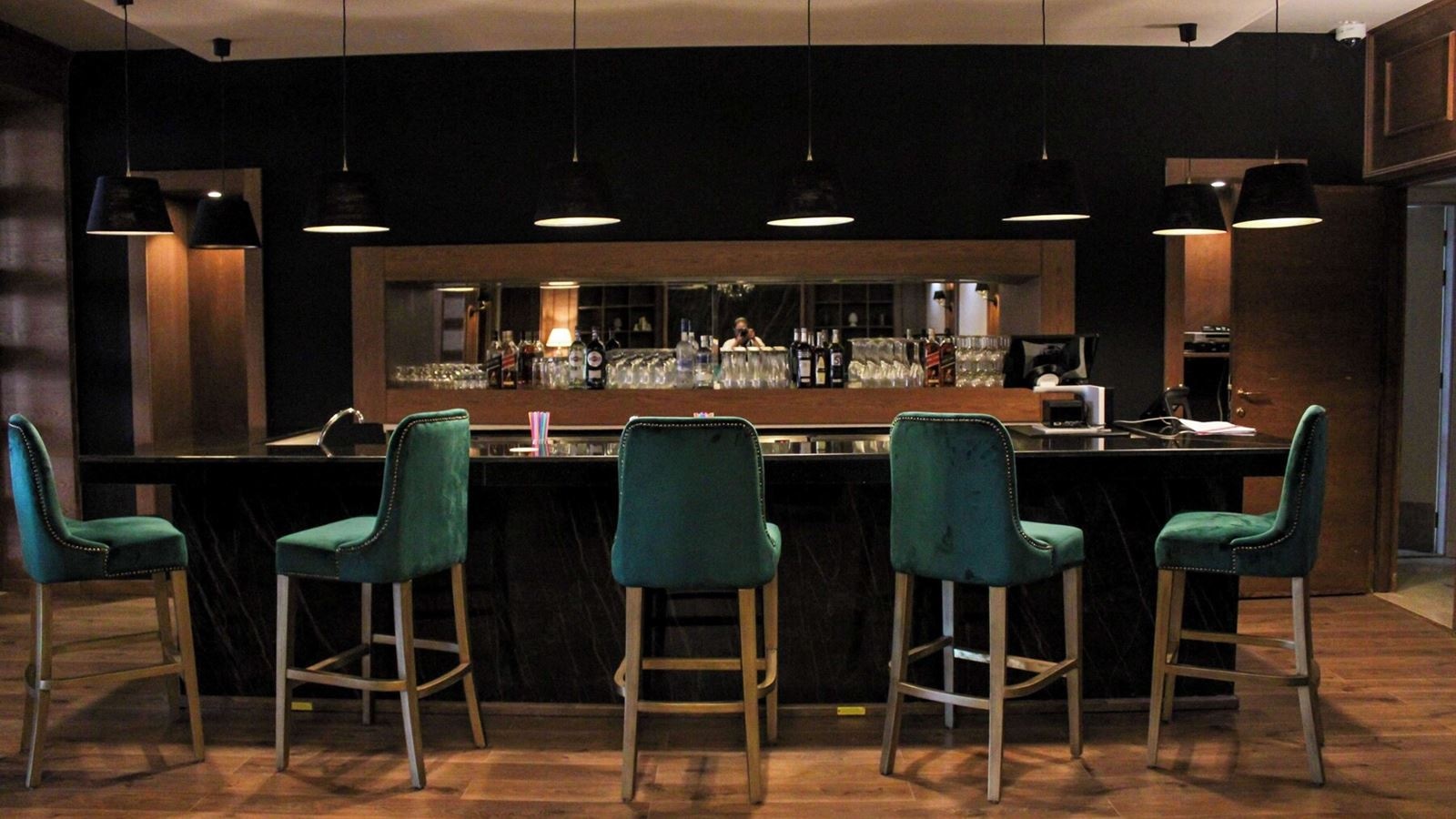 bars-bar-le-cap-indoor-english-bar