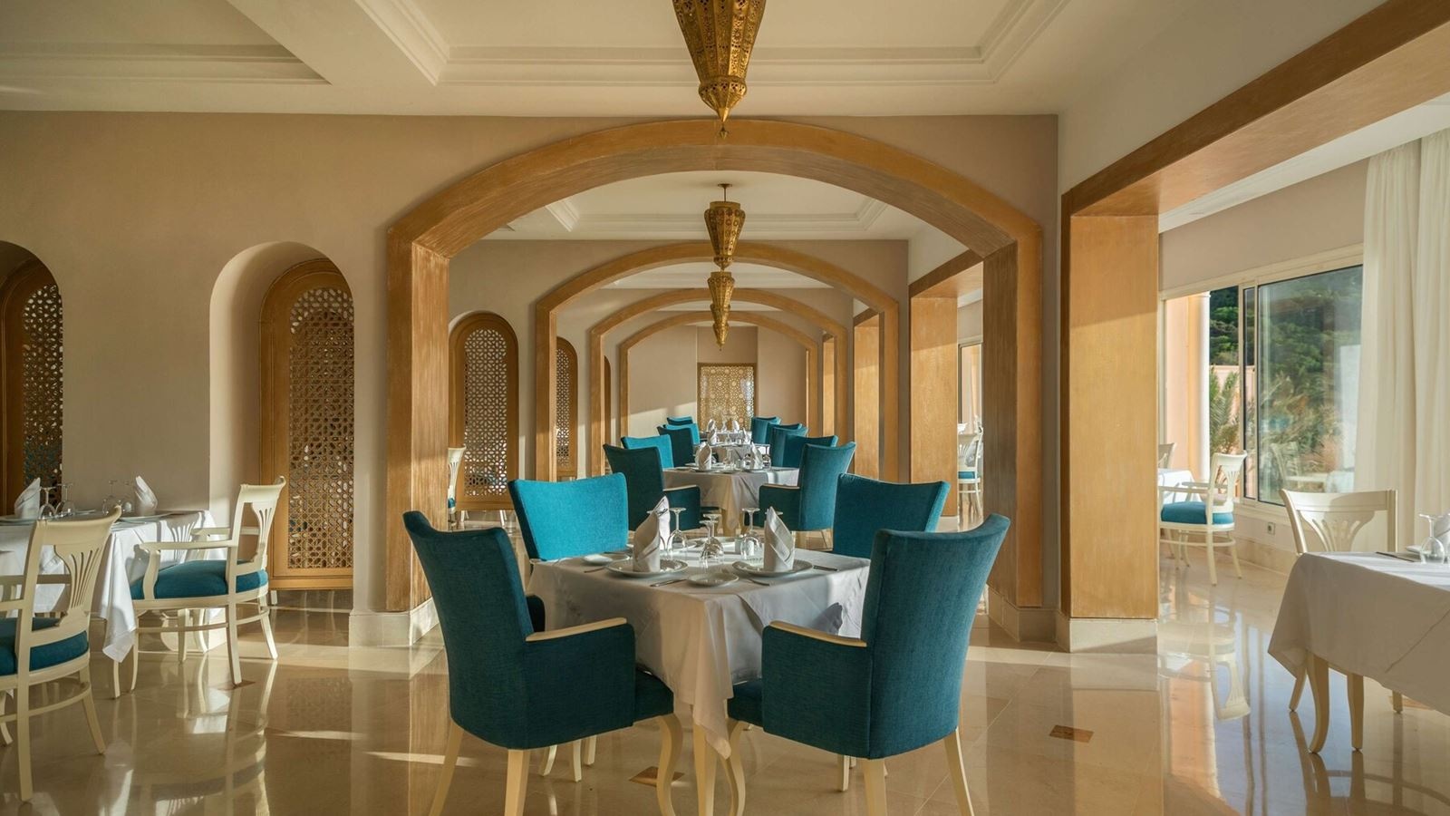 restaurants-amwej-main-restaurant