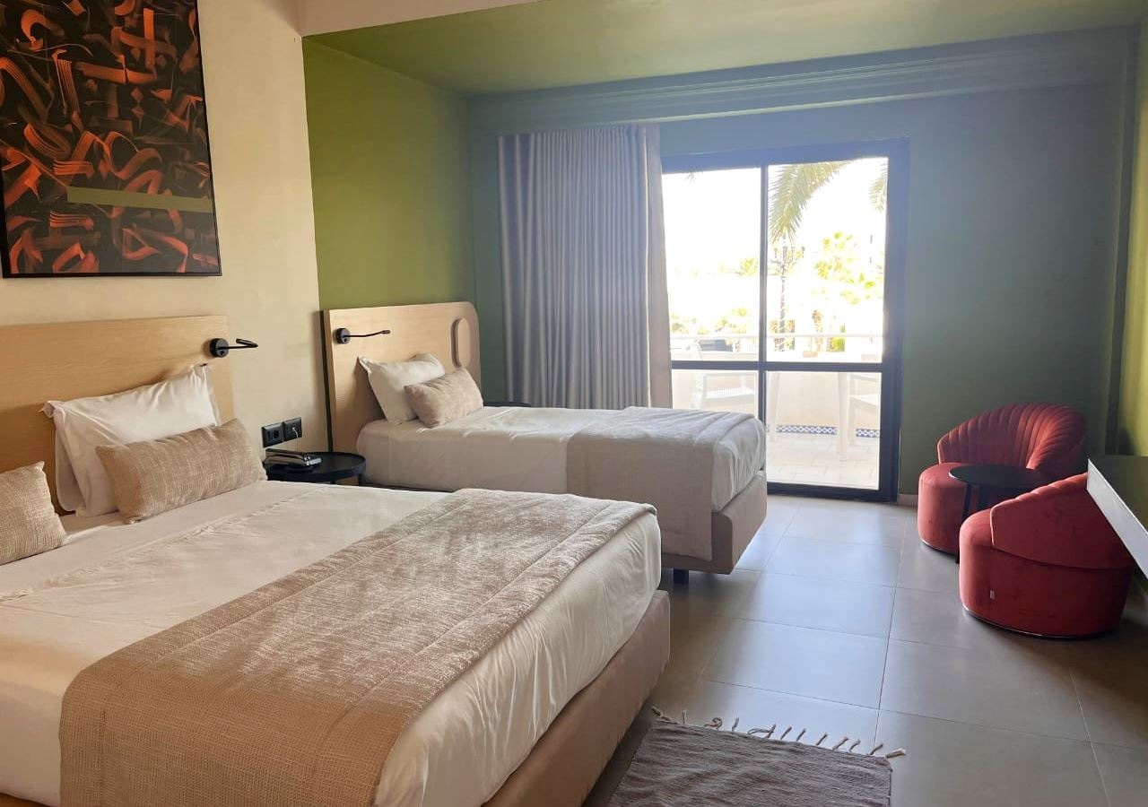 rooms-deluxe-room-garden-or-pool-view