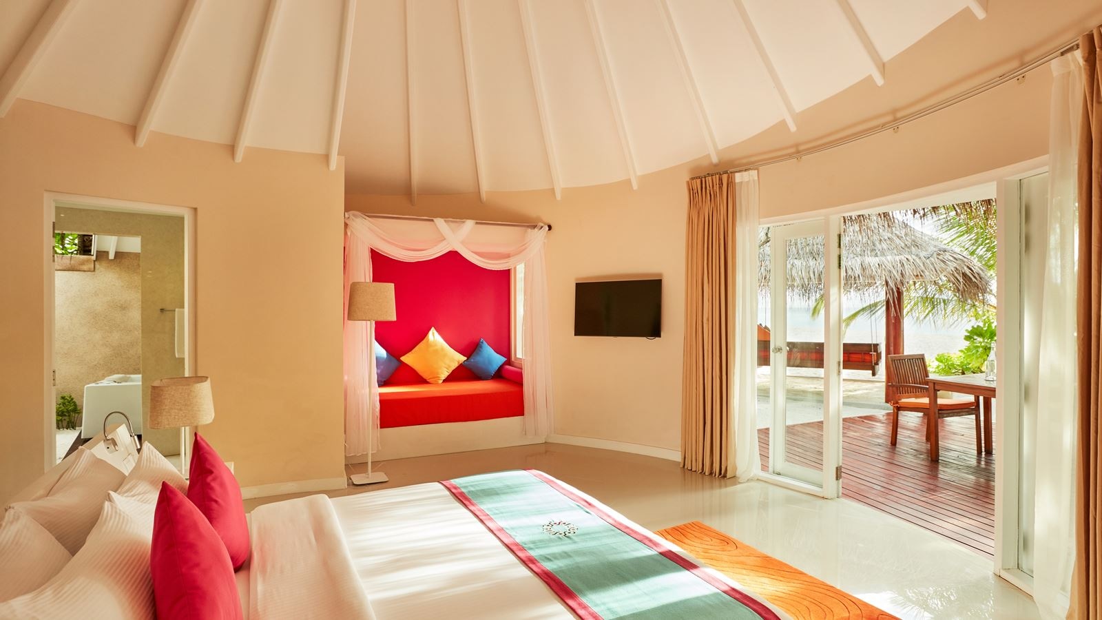 rooms-jacuzzi-deluxe-beach-villa