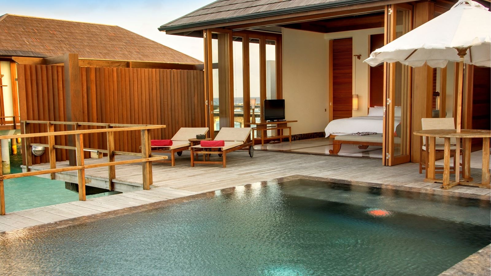 rooms-water-villa-with-whirlpool