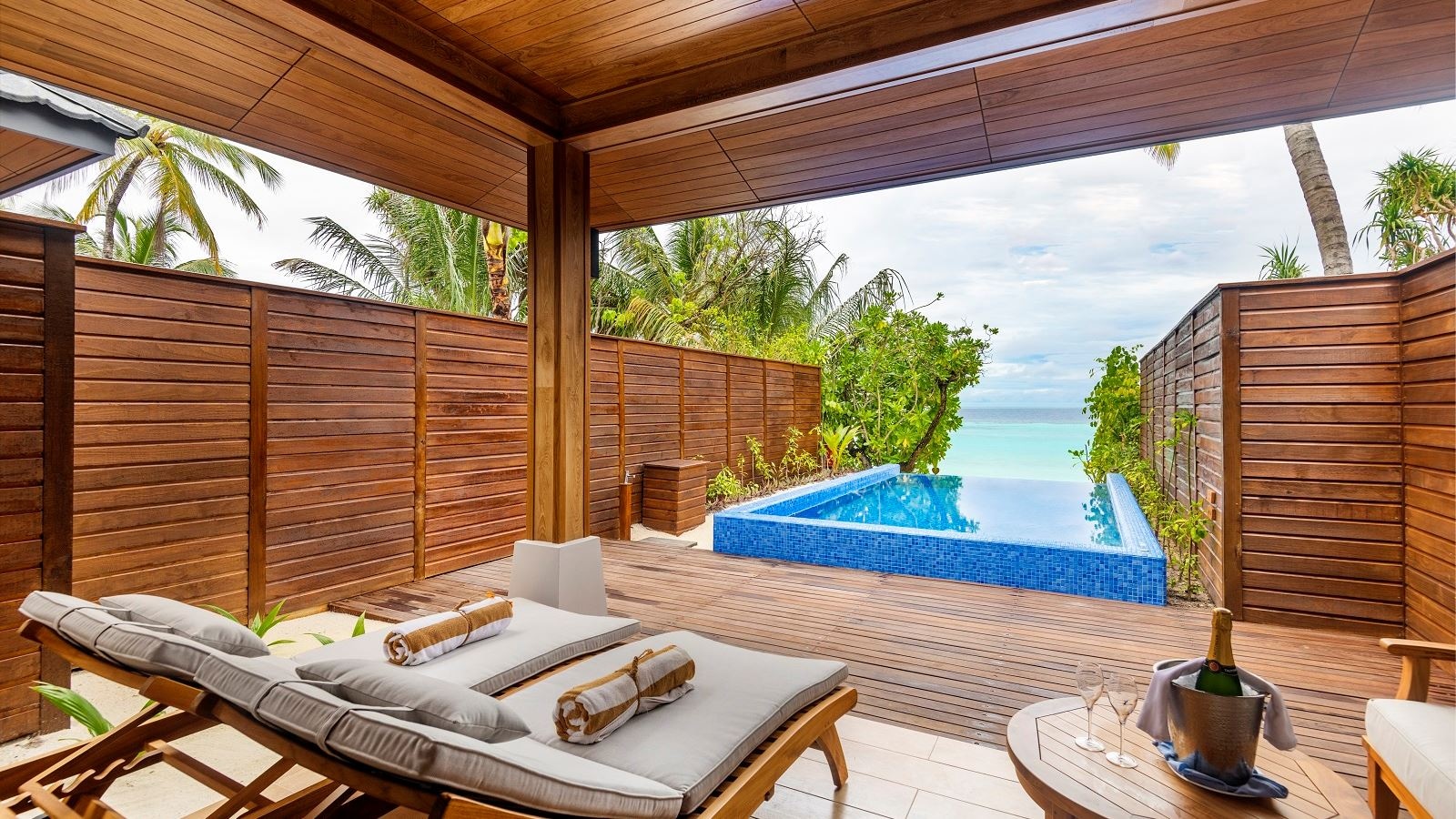 rooms-beach-suite-with-pool