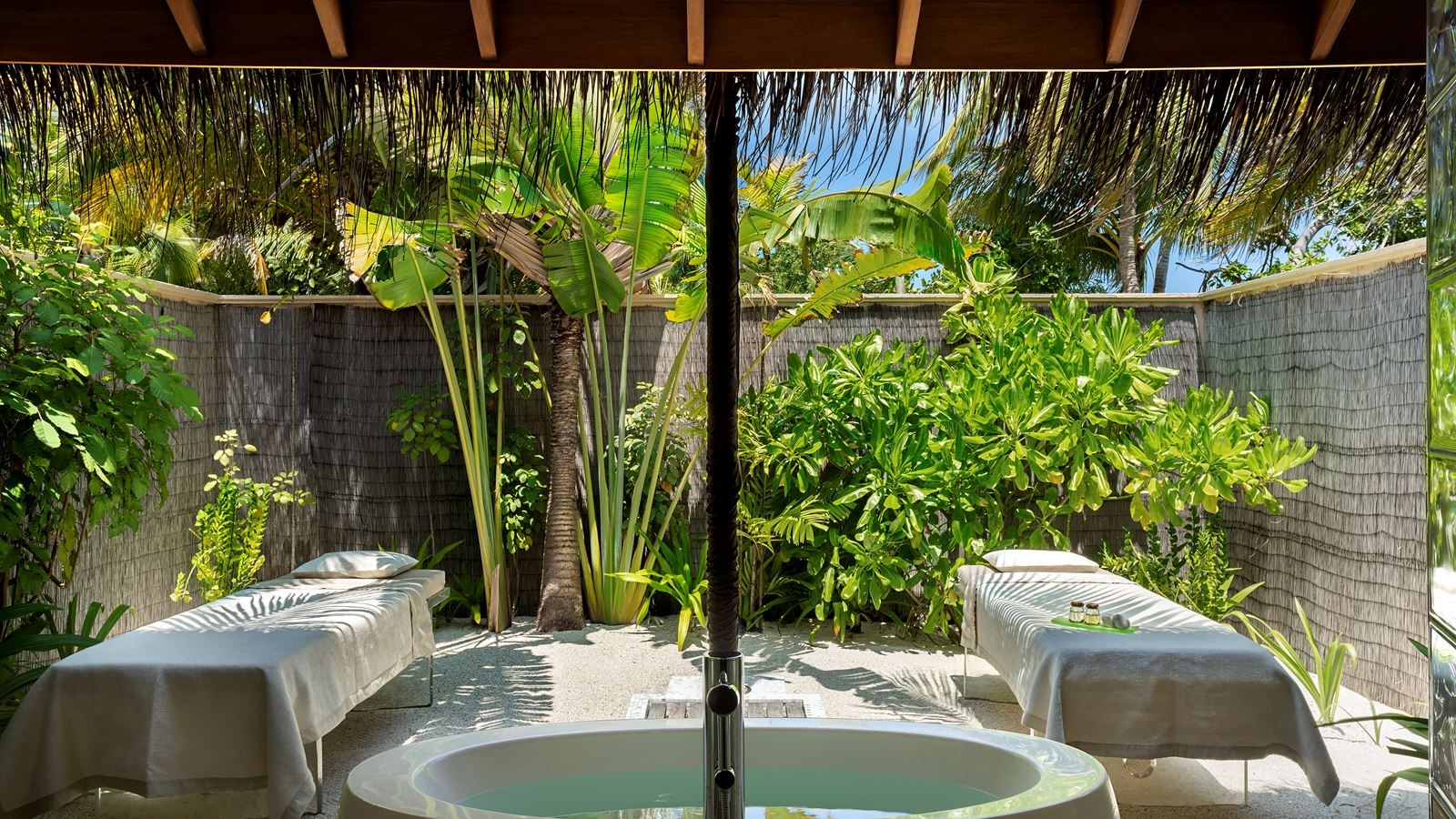 rooms-three-bedroom-beach-pavilion-with-pool