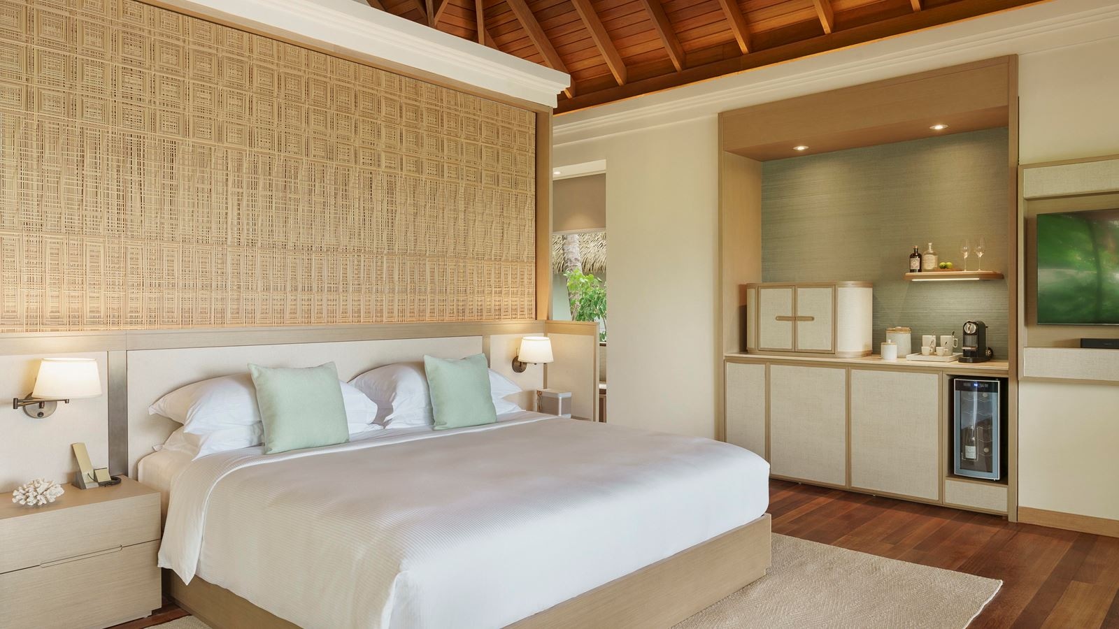 rooms-deluxe-beach-bungalow-with-pool