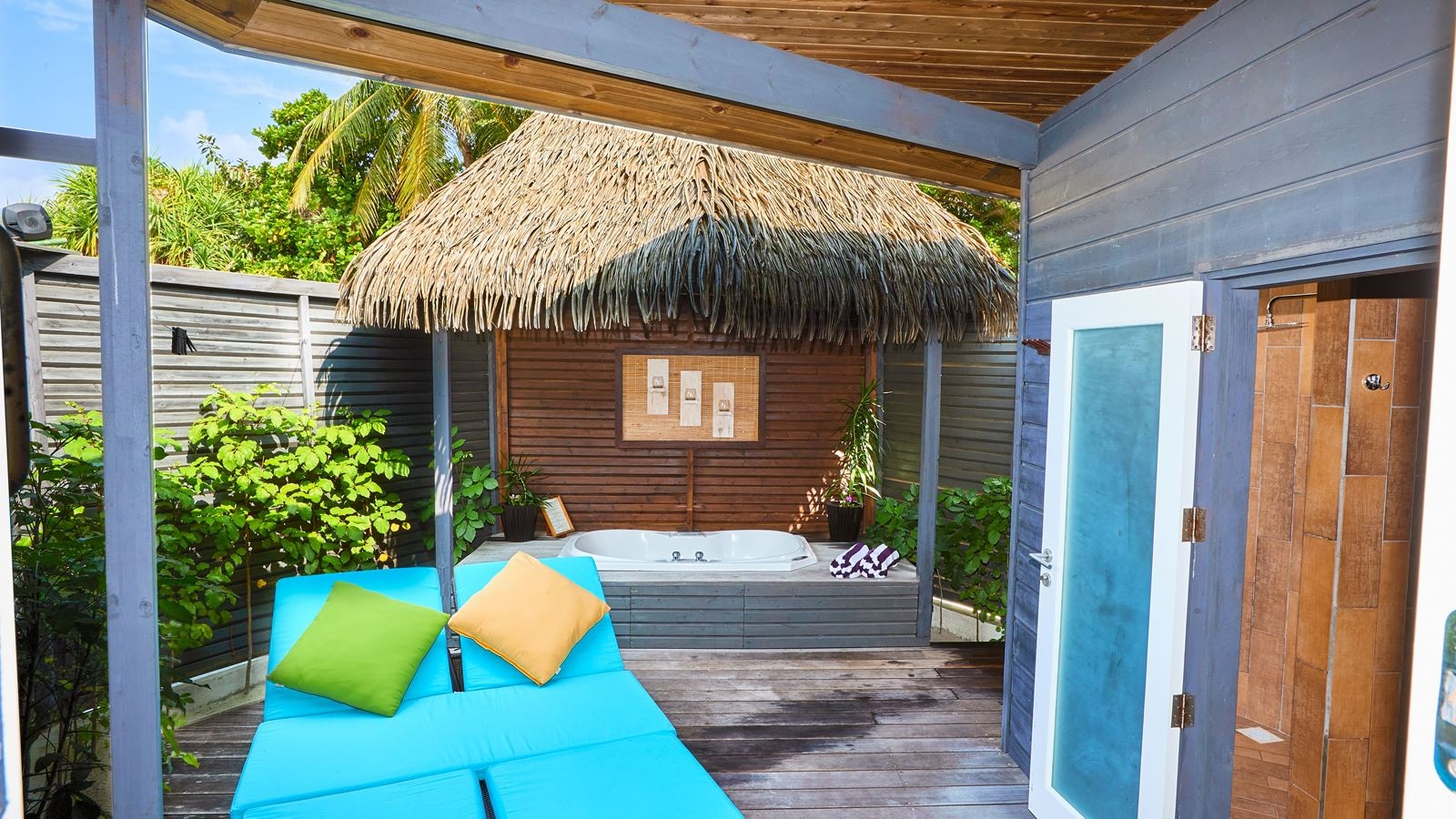 rooms-sangu-jacuzzi-beach-villa