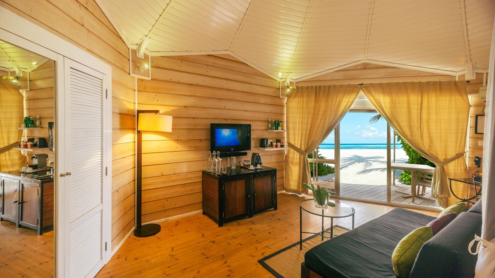 rooms-o-jacuzzi-beach-villas