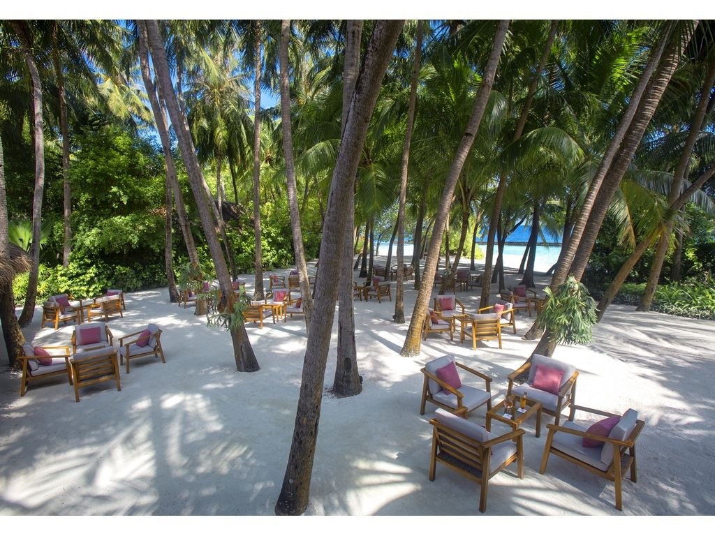 restaurants-sails-bar-and-palm-garden