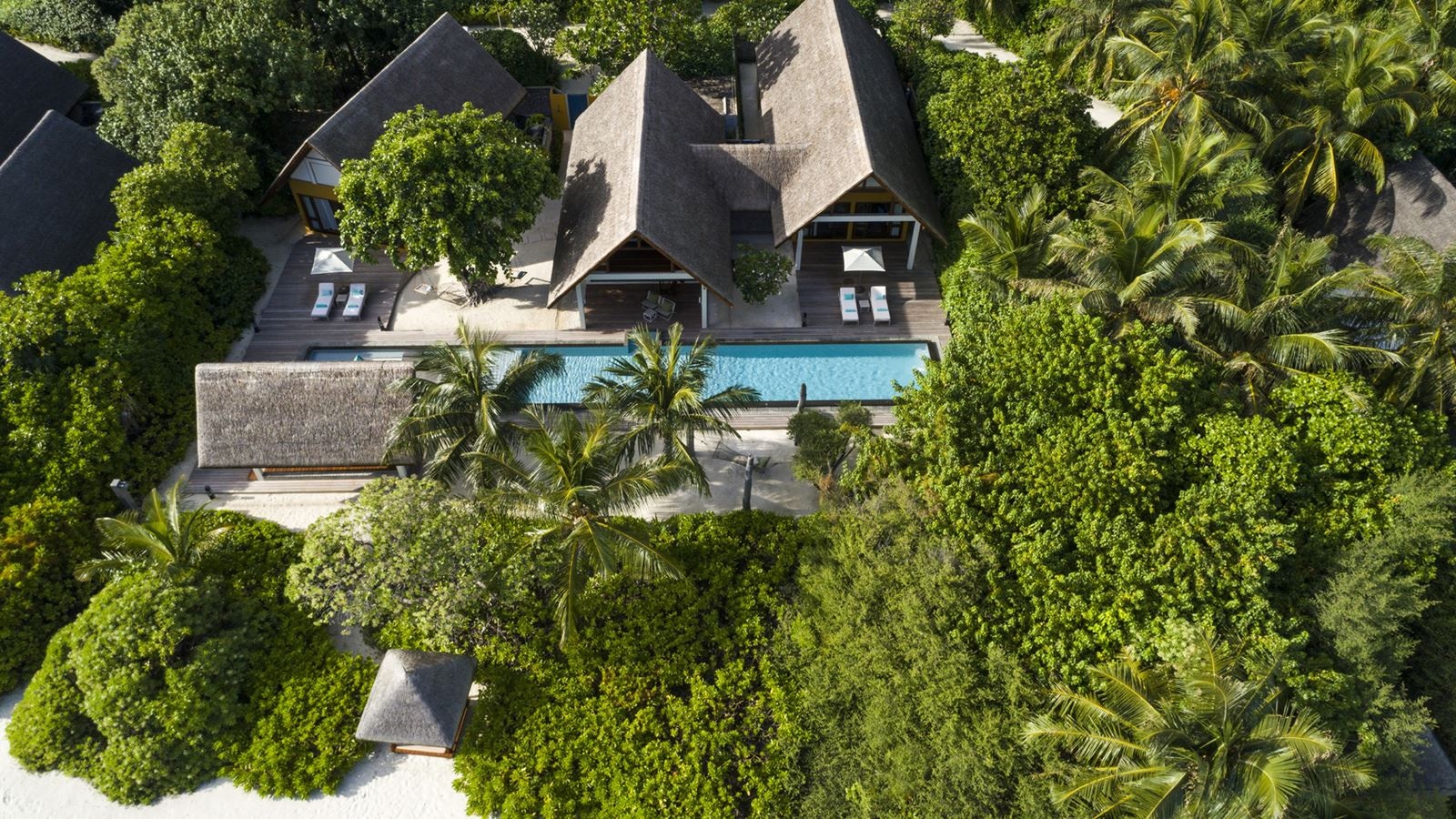 rooms-twobedroom-royal-beach-villa