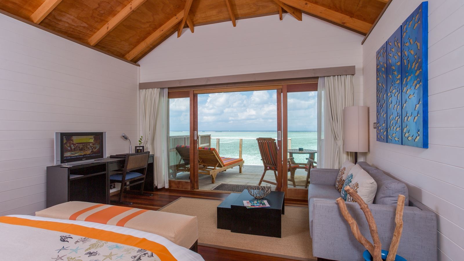 rooms-jacuzzi-water-villa