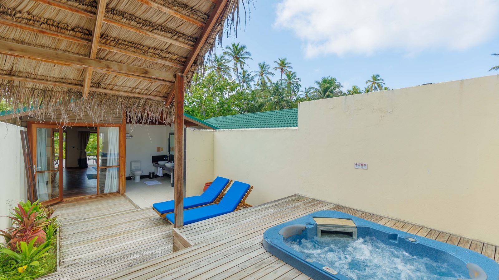 rooms-jacuzzi-beach-villa-18+-adults-only