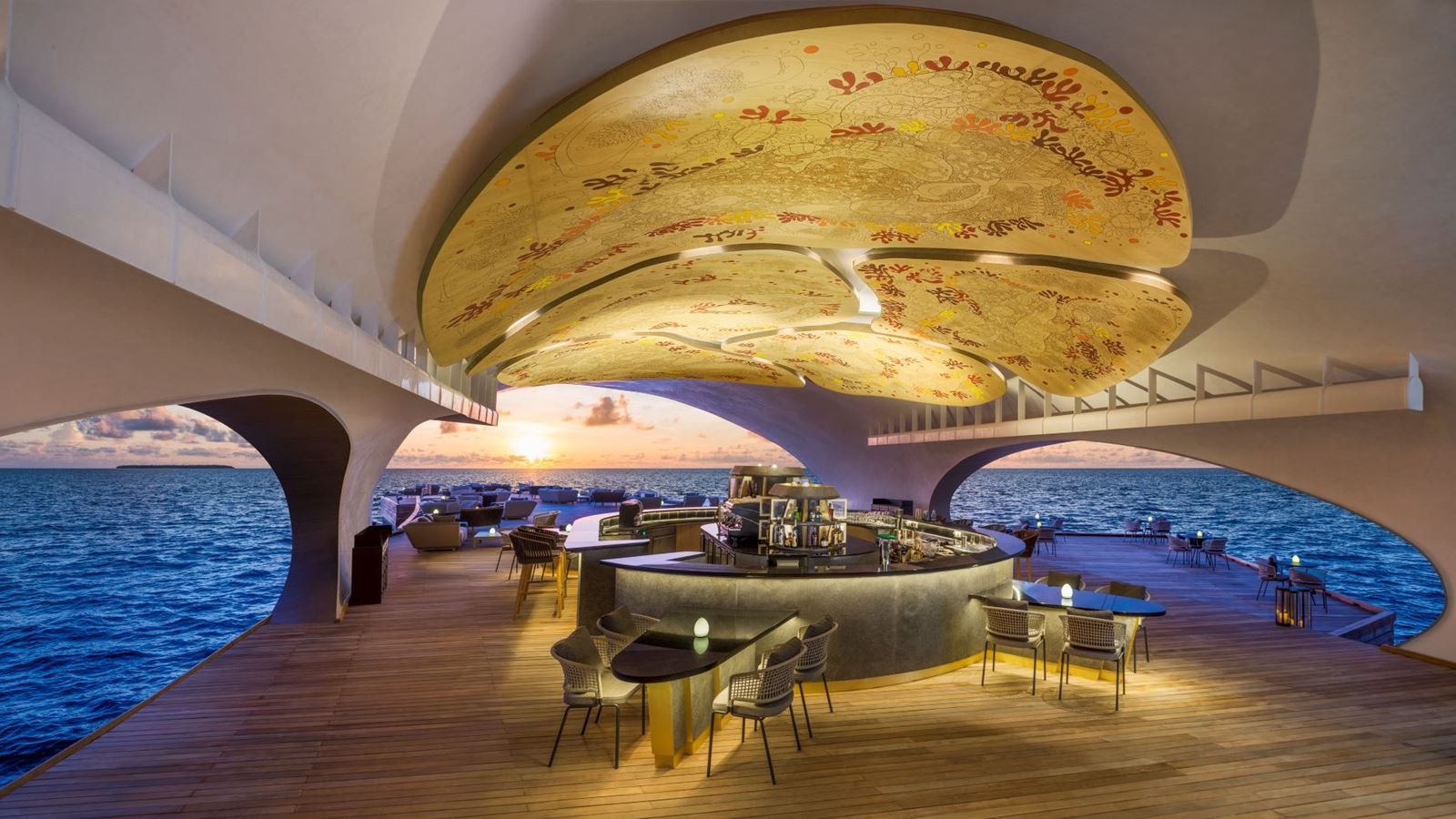 restaurants-whale-bar-and-grill