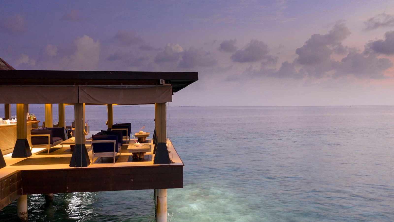 bars-breeze-poolside-dining-and-bar