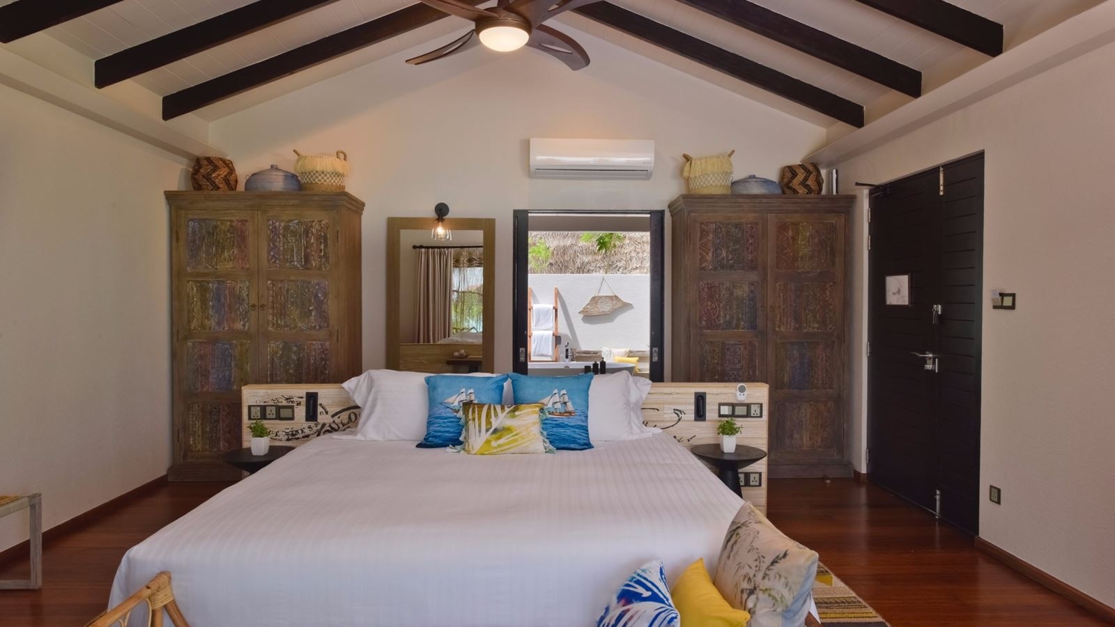 rooms-beach-pool-villa