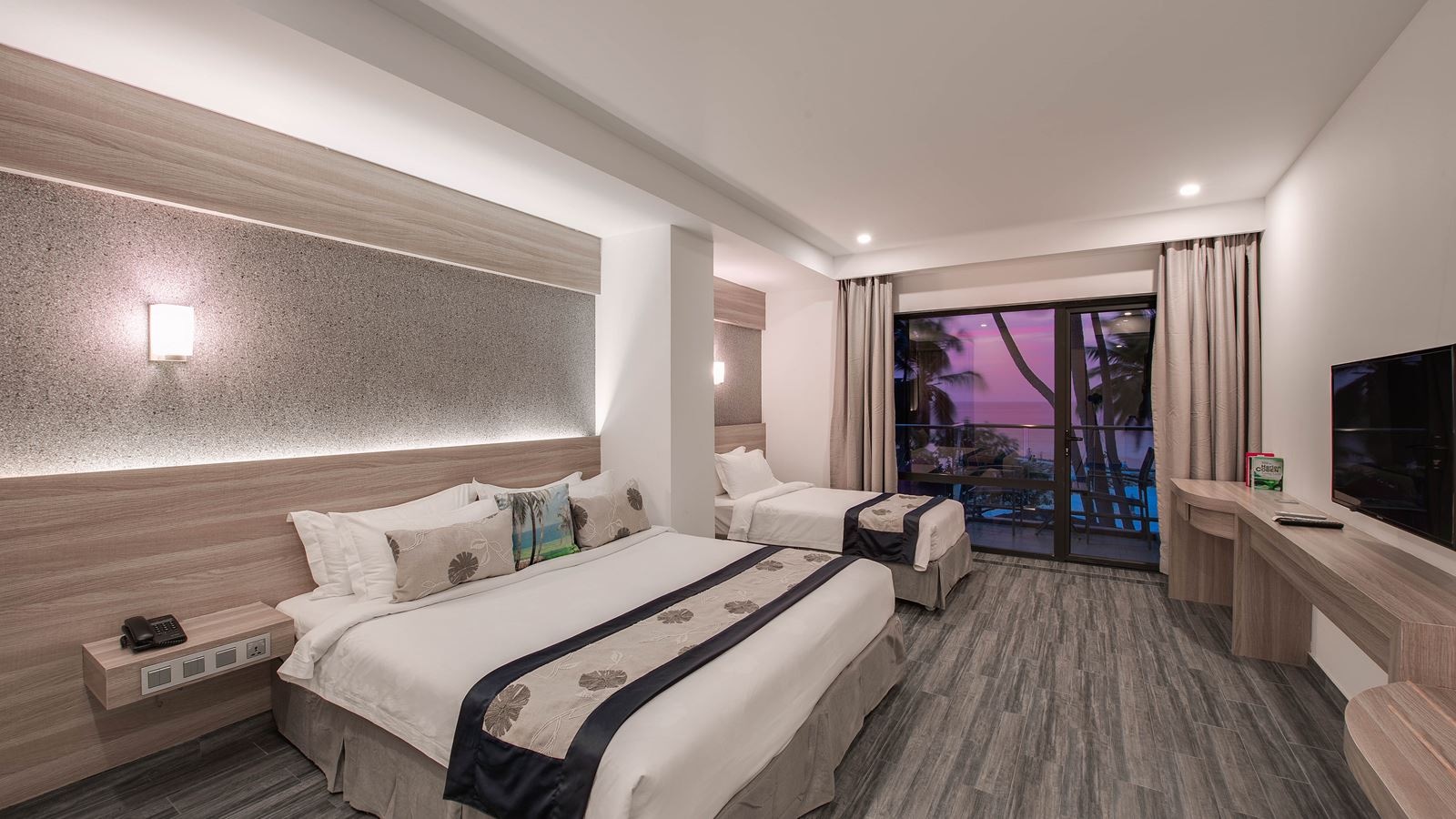 rooms-deluxe-family-room-seaview-view-with-balcony