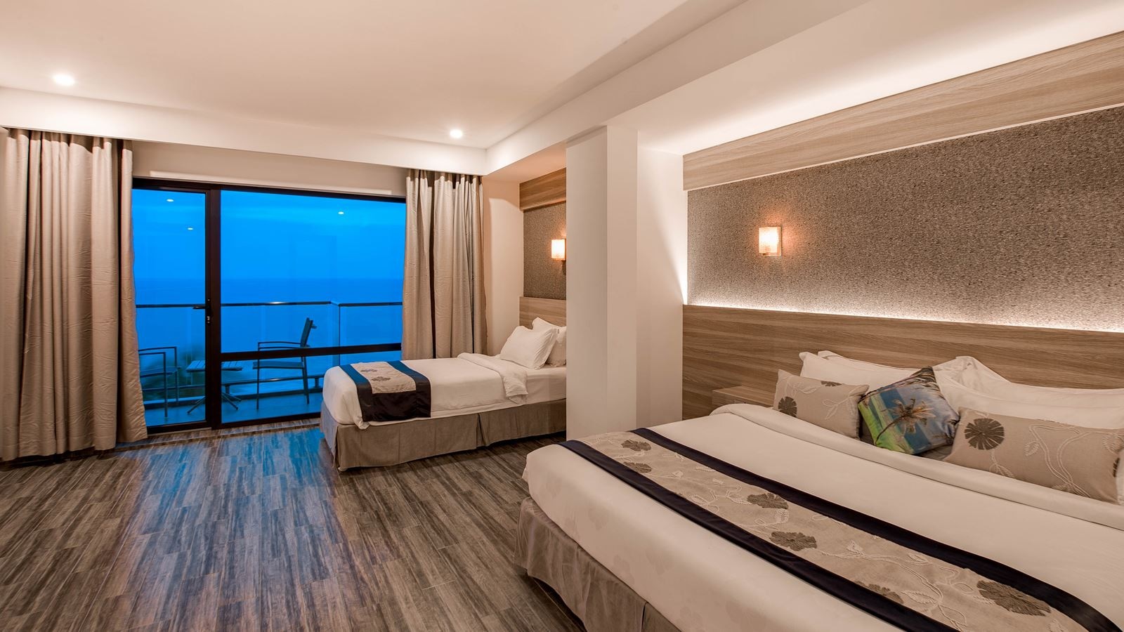 rooms-quadraple-room-with-city-view