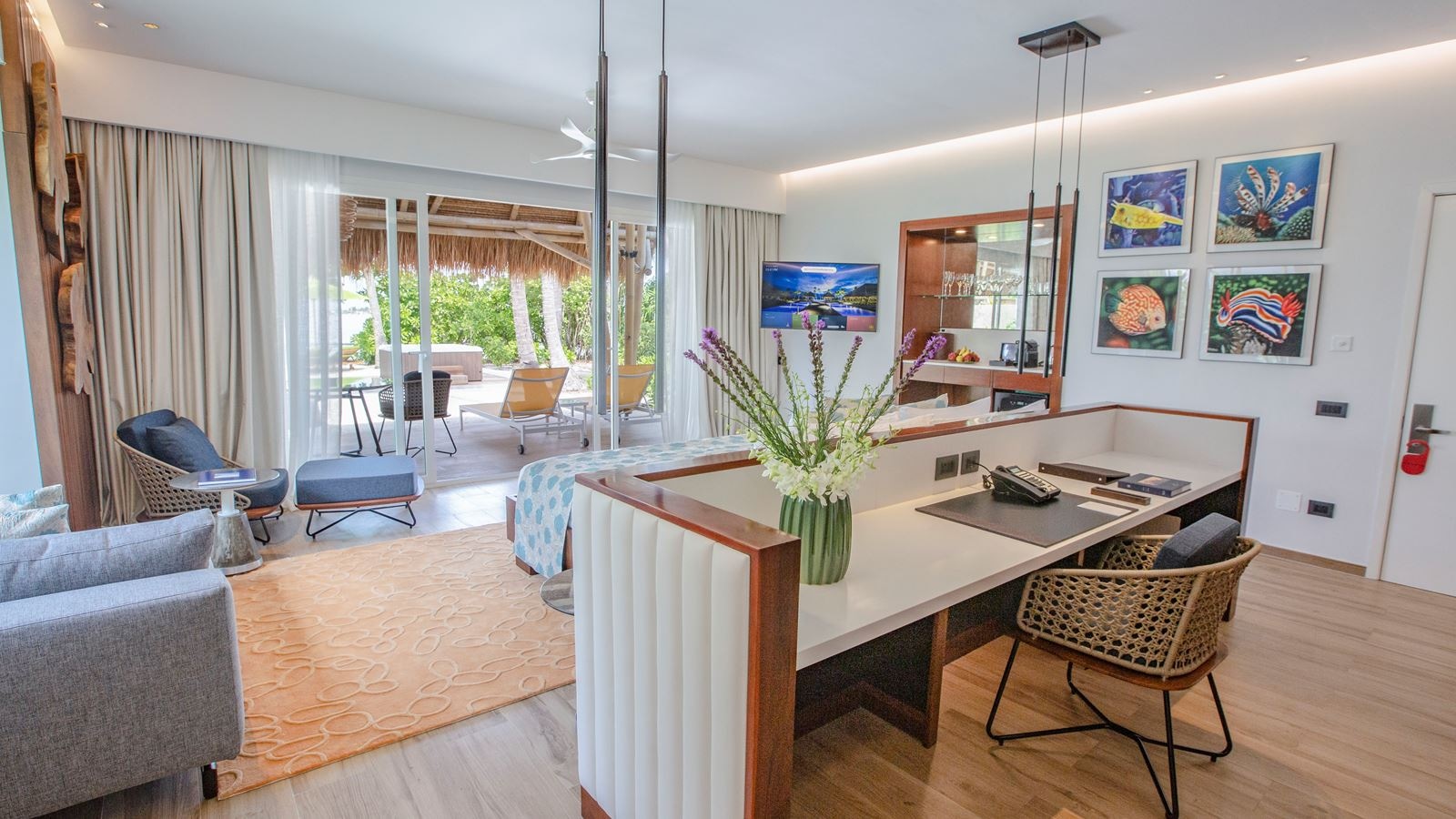 rooms-jacuzzi-beach-villa