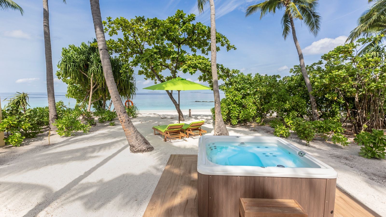 rooms-jacuzzi-beach-villa