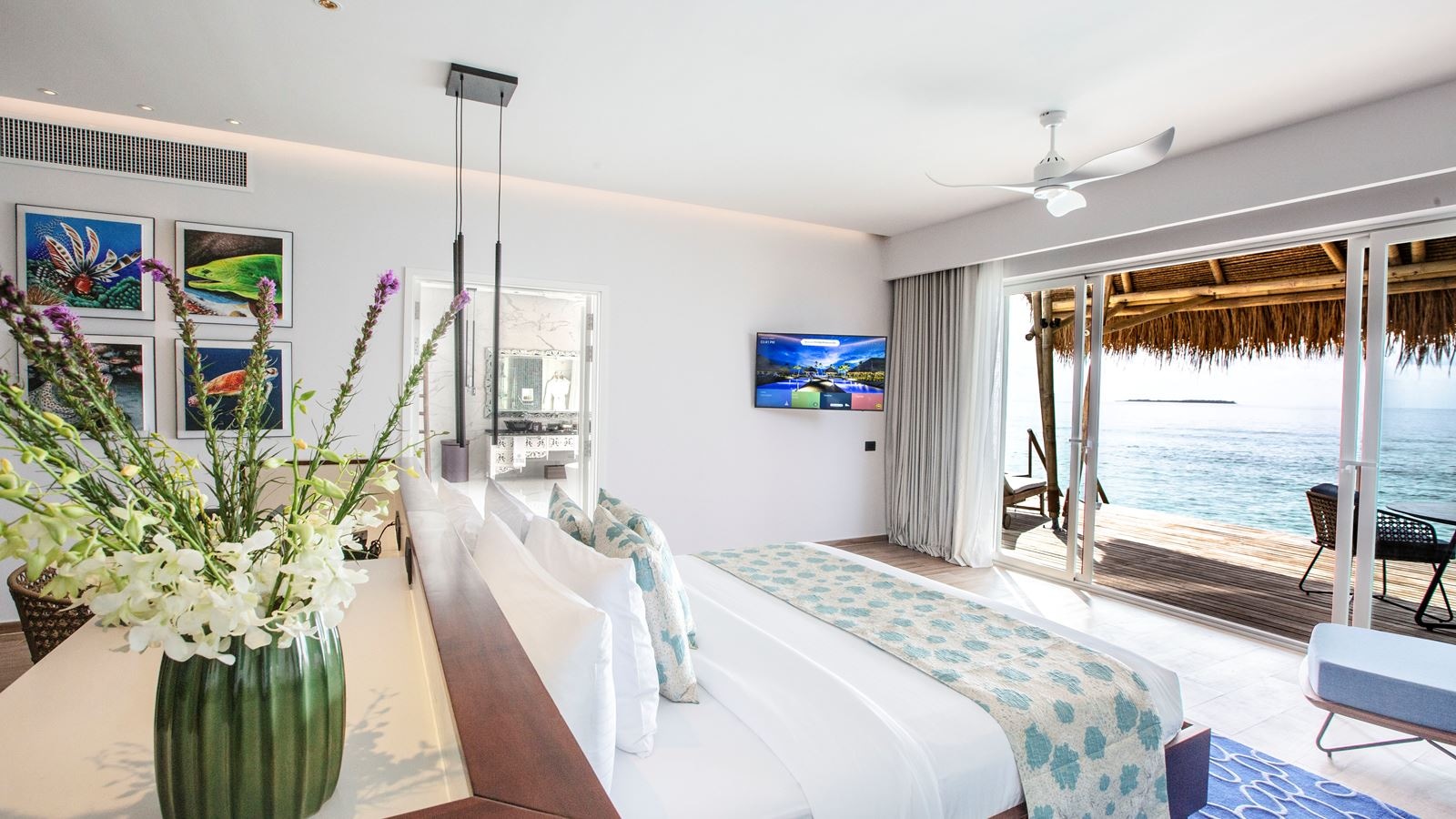 rooms-jacuzzi-water-villa