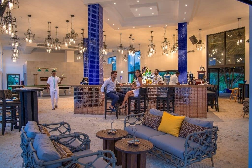 restaurants-sunset-pool-cafe