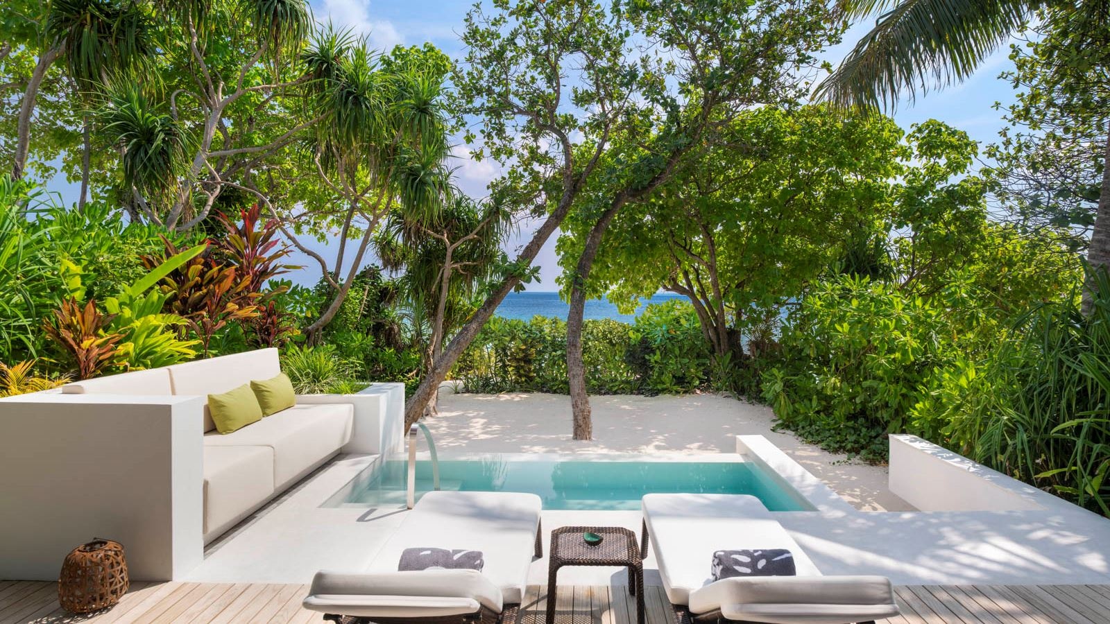 rooms-family-beach-villa-pool