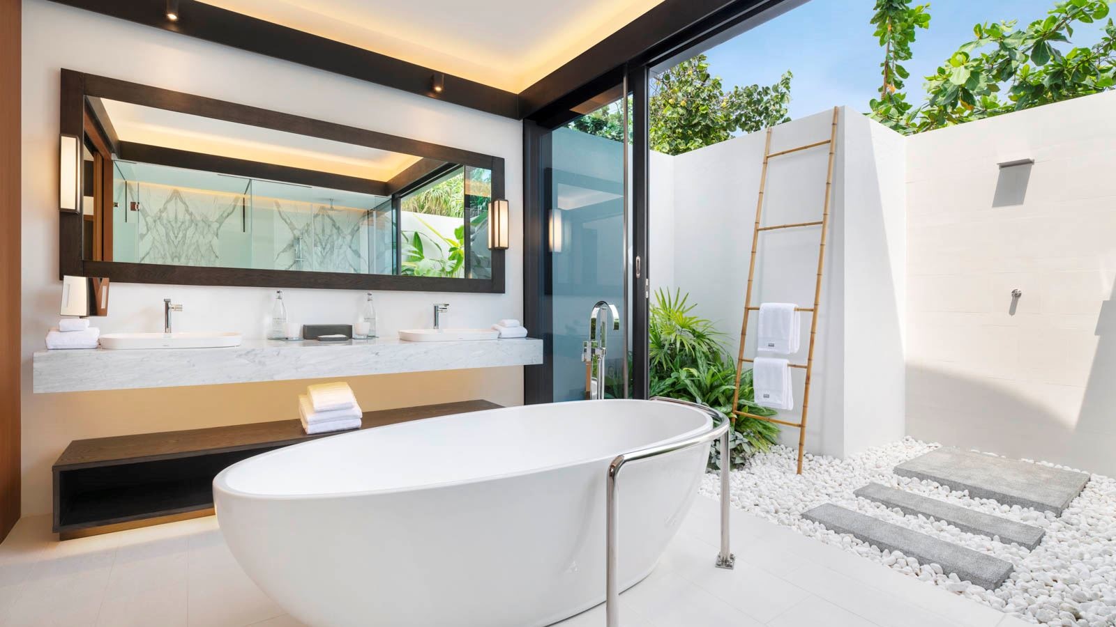 rooms-family-deluxe-beach-villa-pool