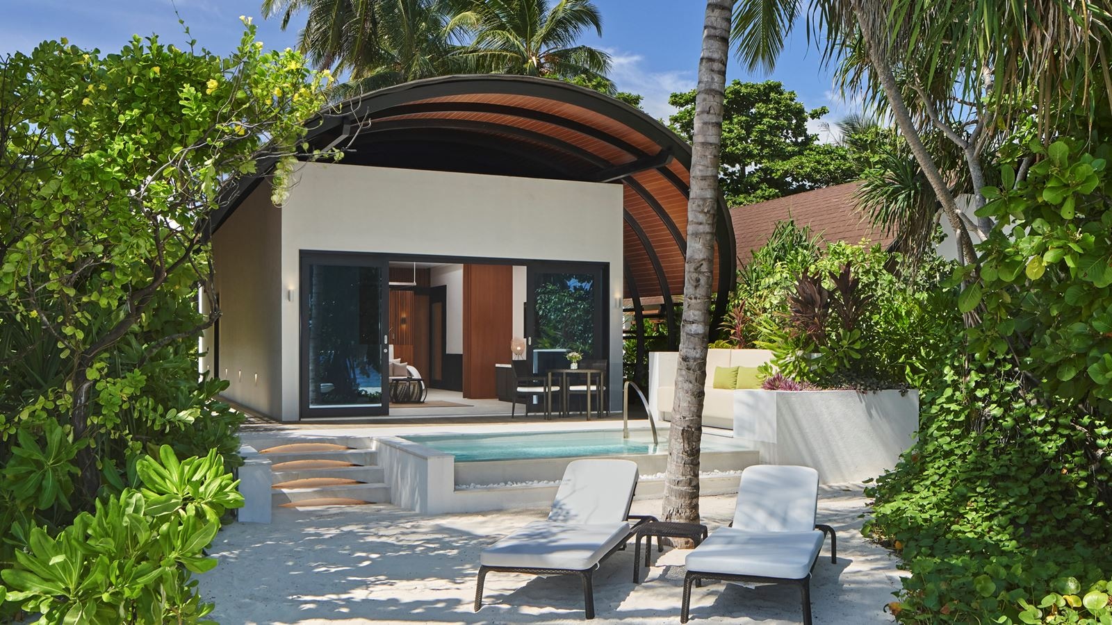 rooms-deluxe-beach-villa-pool